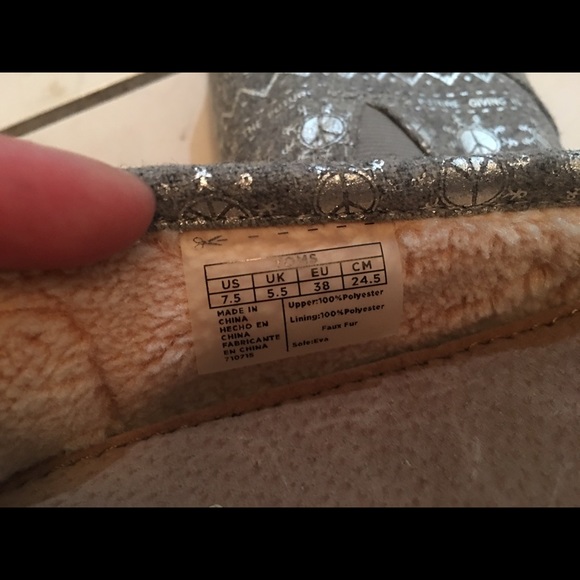 Toms silver on silver fuzzy - Picture 2 of 2